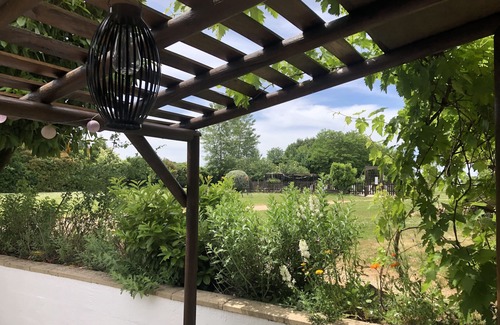 Hanc House | La Vigne: Stunning 2-Bed Cottage with Pool & Gardens