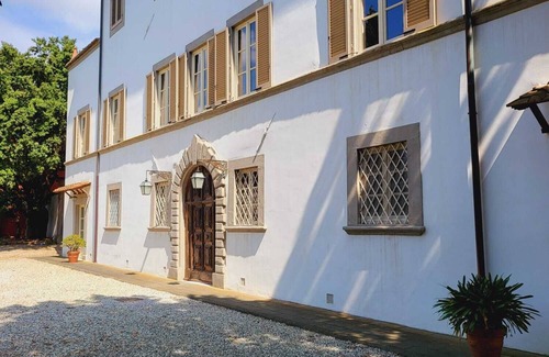 Livorno Apartment | La Villa Apartments: 5 Beds with Ocean View & Private Parking