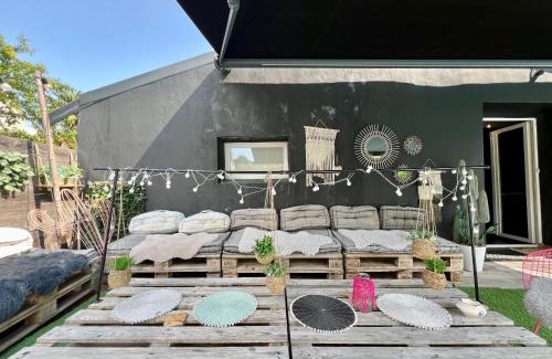 Moret-Loing-et-Orvanne House | La Villa d'ElodibiZa: Poolside Retreat Just 45 Minutes from Paris