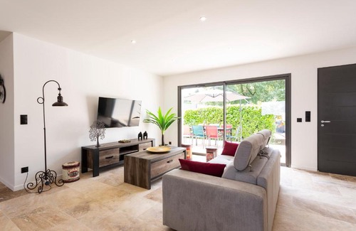 Saint-Victor-la-Coste House | Experience La Villa d'Angèle: Poolside Oasis for Families