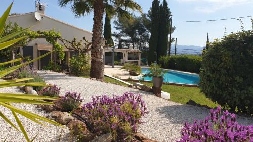 Cuers Bed & Breakfast | La Villa d'Olivène: Oceanfront Retreat with Pool & Views
