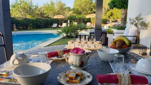 Cuers Bed & Breakfast | La Villa d'Olivène: Oceanfront Retreat with Pool & Views