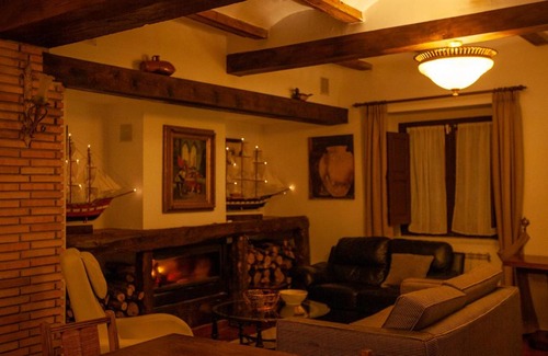Olmedilla de Alarcon House | Discover La Villa del Pantano: Pet-Friendly Oceanfront Oasis