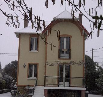 Andresy Bed & Breakfast | Discover La Villa des Chats: Guest Rated 9.1 with Dining