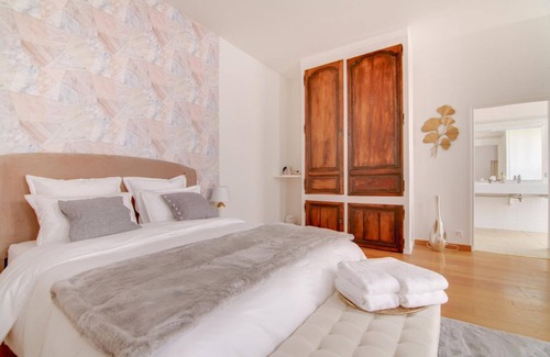 Bar-le-Duc Bed & Breakfast | Discover La Villa des Ducs: Family-Friendly with Dining