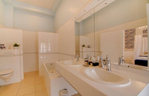 Bar-le-Duc Bed & Breakfast | Discover La Villa des Ducs: Family-Friendly with Dining
