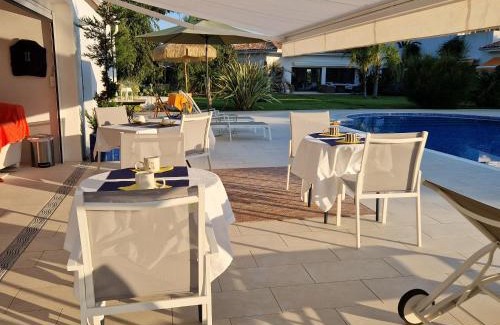 Sorede Bed & Breakfast | Discover La Villa du Parc: Refreshing Poolside Retreat