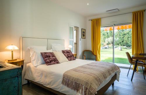 Sorede Bed & Breakfast | Discover La Villa du Parc: Refreshing Poolside Retreat