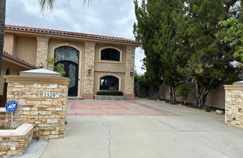 Calabasas Villa | Lake View Calabasas Villa with Private Pool and Hot Tub