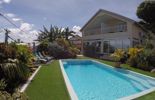 Sainte-Clotilde Bed & Breakfast | Experience La Villa Vie d'Hôte: Guest Rated 9/10 with Pool
