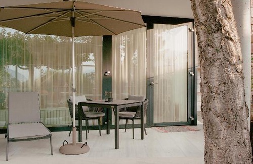 Lana Apartment | La Villetta N°17: Oceanfront Escape with 9.7/10 Rating