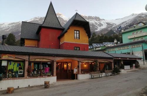 Assergi Hotel | Cozy La Villetta: Breakfast & Child-Friendly Rooms Await