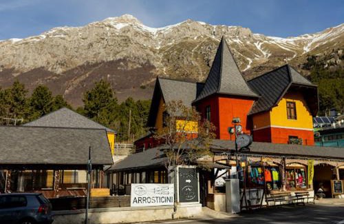 Assergi Hotel | Cozy La Villetta: Breakfast & Child-Friendly Rooms Await