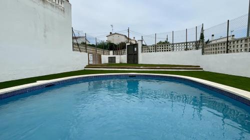 L'Escala House | Relax at La Vinya 02: Family-Friendly with Pool Access