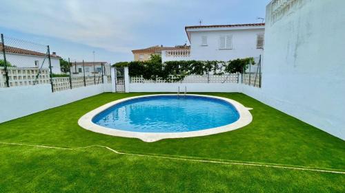 L'Escala House | Relax at La Vinya 02: Family-Friendly with Pool Access