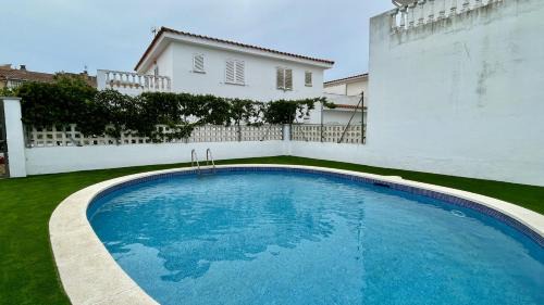 L'Escala House | Relax at La Vinya 02: Family-Friendly with Pool Access