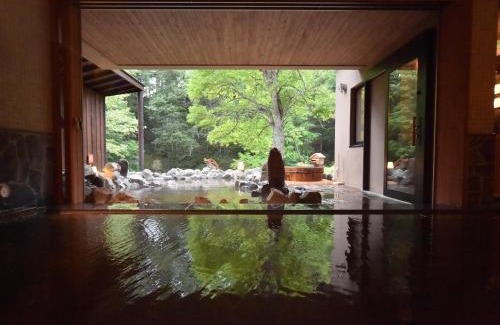 Akanko Onsen Hotel | Discover La Vista Akangawa: Family-Friendly with Hot Tub