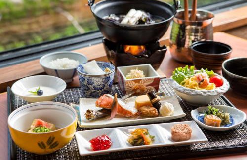 Akanko Onsen Hotel | Discover La Vista Akangawa: Family-Friendly with Hot Tub
