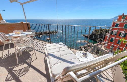 Riomaggiore Apartment | Beachfront Escape at La Vista di Marina by The First Hotel