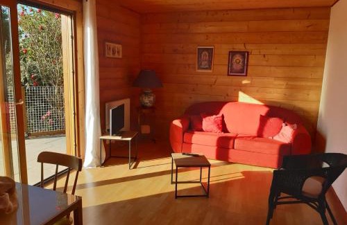 Saint-Leon-sur-Vezere Ski Chalet | Unwind at La voie de l'hirondelle with Pool & Ocean Views
