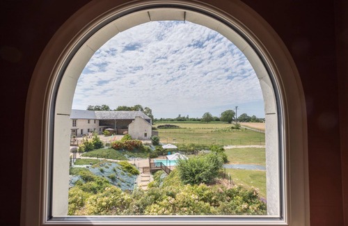Lerne House | Experience The Flywhere: Scenic Views & Relaxing Amenities