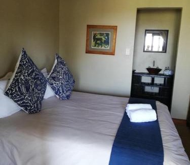 Lanseria Cabin | Comfortable Stay at La Vue Guesthouse with Pool & Breakfast