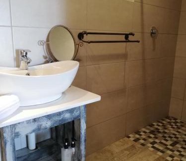Lanseria Cabin | Comfortable Stay at La Vue Guesthouse with Pool & Breakfast