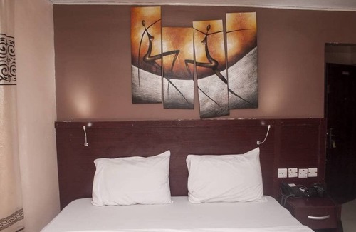 Port Harcourt Hotel | Labake Cottage Hotel: Family-Friendly Retreat with Spa & Dining