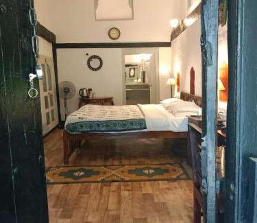 Maheshwar Cabin | Cozy Labboo'z Café and Lodge with Family-Friendly Dining