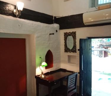 Maheshwar Cabin | Cozy Labboo'z Café and Lodge with Family-Friendly Dining