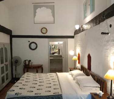 Maheshwar Cabin | Cozy Labboo'z Café and Lodge with Family-Friendly Dining