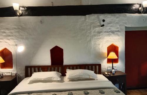 Maheshwar Cabin | Cozy Labboo'z Café and Lodge with Family-Friendly Dining