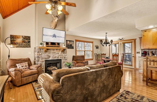 Reeds Spring Cabin | Ideal Romantic Getaway Near Silver Dollar City & Lake Views