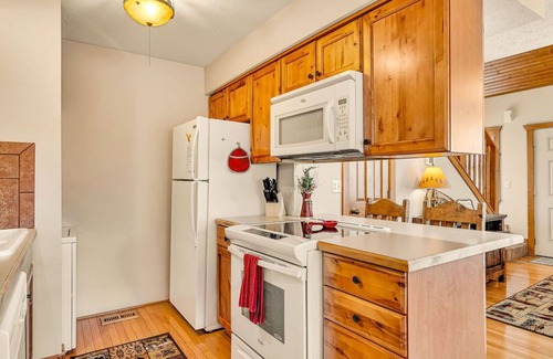 Reeds Spring Cabin | Ideal Romantic Getaway Near Silver Dollar City & Lake Views