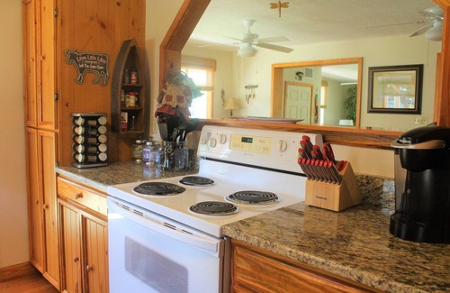 Dunnellon House | Explore Rainbow River: Pet-Friendly Escape with Kayak Access
