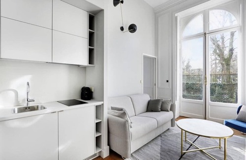 Grand Parc-Paul Doumer Apartment | Discover Maison Labruyère - Suite Jardin Royal, Rated 9.8