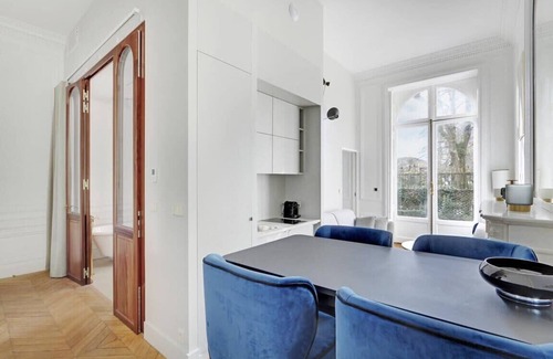 Grand Parc-Paul Doumer Apartment | Discover Maison Labruyère - Suite Jardin Royal, Rated 9.8