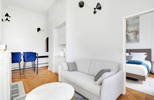 Grand Parc-Paul Doumer Apartment | Discover Maison Labruyère - Suite Jardin Royal, Rated 9.8