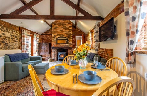 Tunstead House | Pet-Friendly Laburnum Holiday Cottage with Hot Tub & Amenities