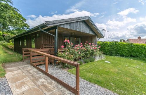 Minehead House | Accessible Laburnum Lodge: Sleeps 6, Pet & Child Friendly