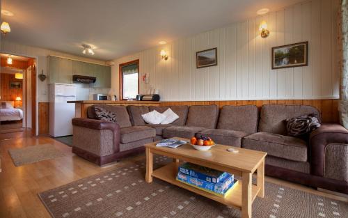 Minehead House | Accessible Laburnum Lodge: Sleeps 6, Pet & Child Friendly
