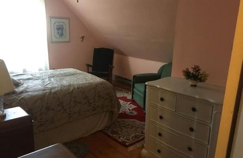 Dexter House | Comfortable Labyrinthia Guest House with Dining & Kitchen
