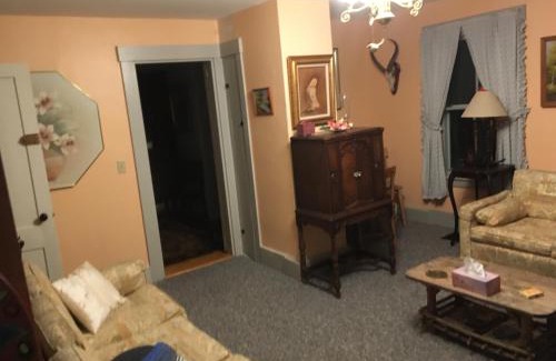 Dexter House | Comfortable Labyrinthia Guest House with Dining & Kitchen