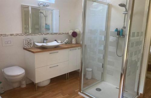Herry Apartment | Tranquil Lac De Lumiere: Guest Rated 9.8, Pet Friendly Escape
