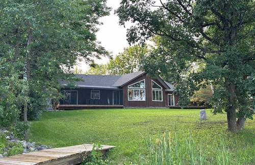Lac du Bonnet Cottage | Discover Lac du Lakehouse: Waterfront 3BR Family Retreat
