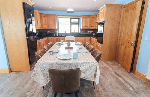 Banna House | Family-Friendly LACK COTTAGE with Open Fire in County Kerry