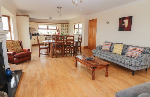 Murroogh Cottage | Pet-Friendly LACKAMORE with Garden in Lahinch, County Clare