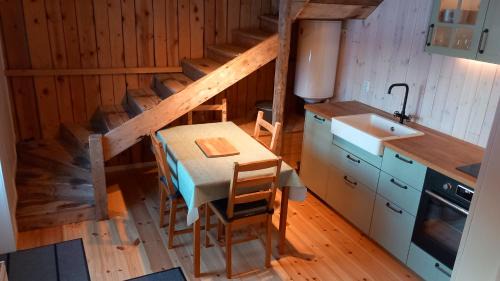Stollet Apartment | Discover LadansLoft: Family-Friendly Stay with Breakfast