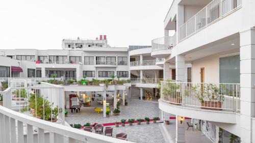 Kadnlar Denizi Mahallesi Apartment | Relax at Ladies Beach Suite Hotel with Private Oceanfront Views