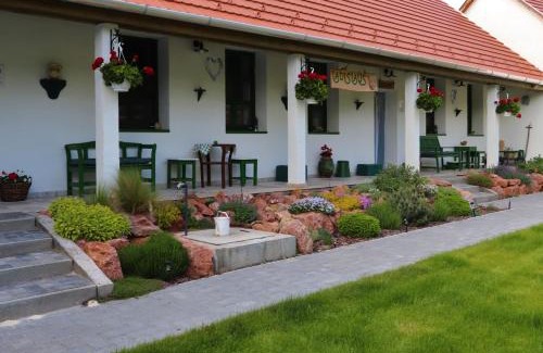 Csolnok House | Kid-Friendly Retreat at Ladislaus Schnaps-Haus Falusi Vendégház